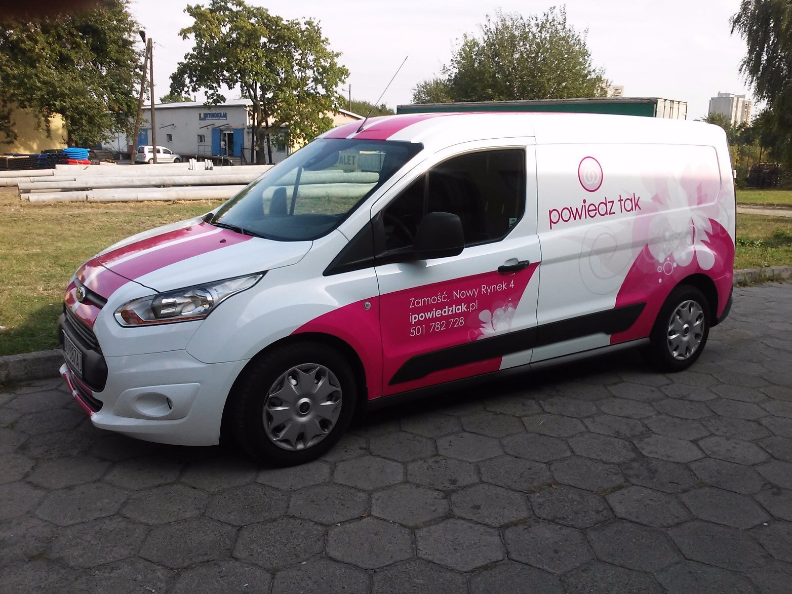 Projekt i oklejanie samochodu folią wylewaną