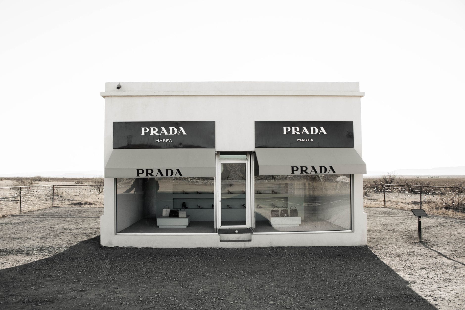 Instalacja Prada Marfa na pustyni w Teksasie, minimalistyczny szyld Instalacja Prada Marfa na pustyni w Teksasie, minimalistyczny szyld